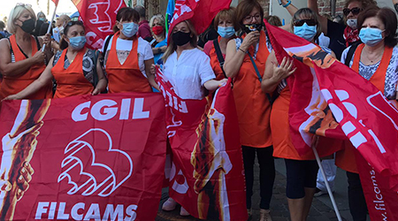 Dignità! Dignità! Il presidio del 22 giugno delle lavoratrici e dei lavoratori mense scolastiche e “aziendali”